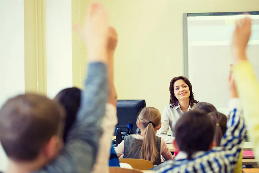 Teacher delivering an AI-enhanced classroom presentation, promoting personalized learning and interactive teaching with hicreo.com.