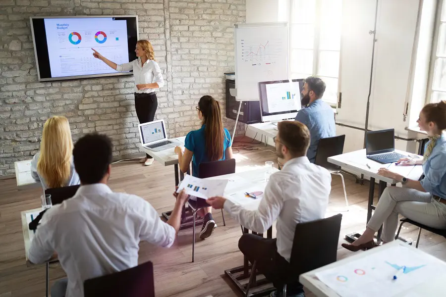 Instructor teaching presentation skills to students using AI-powered tools like hicreo.com in a classroom setting